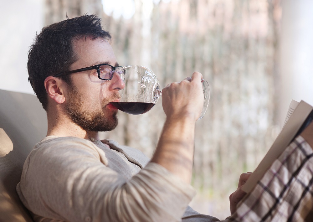 Πώς επηρεάζει το αλκοόλ τη στύση; Ολα όσα πρέπει να ξέρει κάθε άντρας