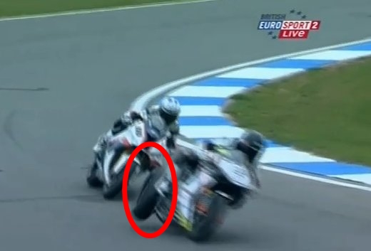 Δείτε πως ο αναβάτης της Ducati χάνει την πίσω ρόδα και πέφτει από τη μηχανή του!