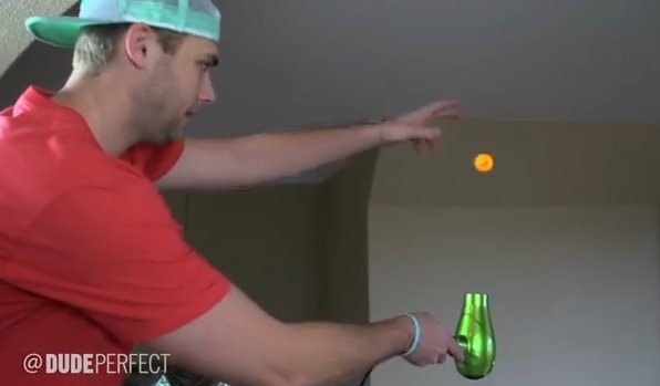 Οι Dude Perfect δοκιμάζουν σουτάκια με το μπαλάκι του ping pong! [video]
