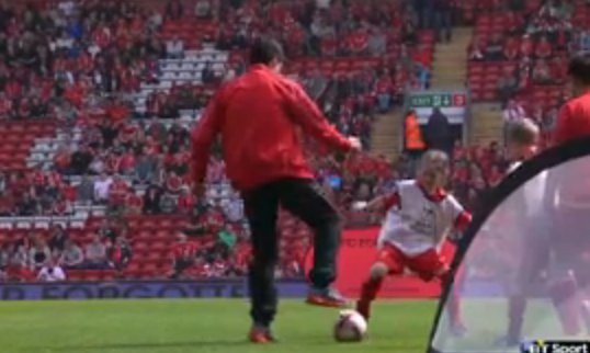 Luis Suarez attempts to Nutmeg young girl! [video]