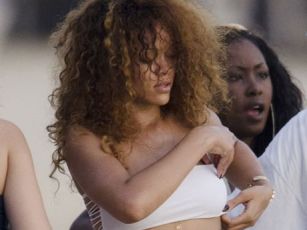 Το θερμόμετρο χτυπάει κόκκινο… όταν εμφανίζεται η Rihanna με το μικροσκοπικό μαγιό της!