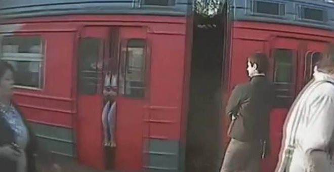 61χρονη ταξιδεύει επί 5 χιλιόμετρα με το κεφάλι της παγιδευμένο σε πόρτες τρένου!