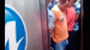 Δεν έχει ξαναγίνει: Πιάστηκε το πέος του στην πόρτα του μετρό!