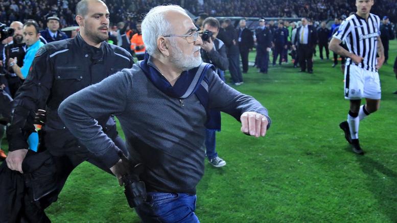 Η εισβολή του Ιβάν Σαββίδη στο γήπεδο της Τούμπας που διέκοψε τον αγώνα ΑΕΚ- ΠΑΟΚ