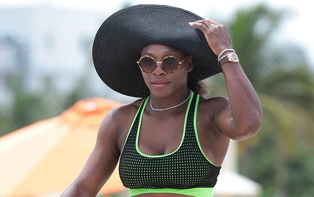 H Serena Williams έβγαλε τα καπούλια της στην παραλία! [pics]