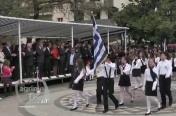 Πολίτης μούντζωσε τους επισήμους στην παρέλαση του Αγρινίου! [video]