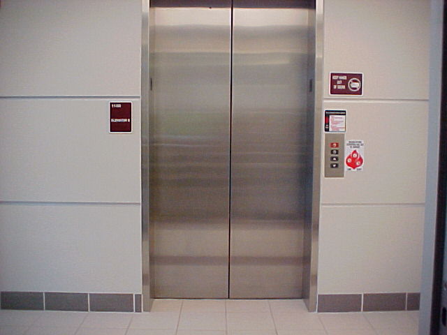 25 πράγματα που μπορείς να κανείς στο ασανσέρ…!