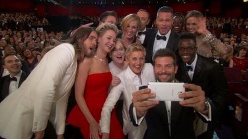 «Απάτη» το ιστορικό selfie του Χόλιγουντ στα Oscar [pics]