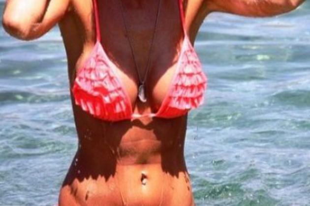Ελληνίδα τηλεπερσόνα γυμνόστηθη στην παραλία!