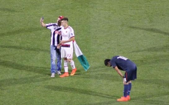 Football invader takes selfie with El Shaarawy! [video]