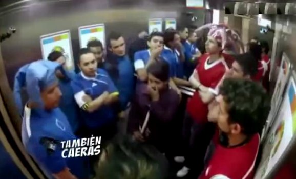 Απίθανη φάρσα: Αντίπαλοι οπαδοί συναντιούνται στο ασανσέρ και…