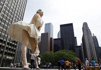 Δεν υπάρχει κάτι ανάλογο… Γιγαντιαίο γλυπτό της Marilyn Monroe ύψους 8 μέτρων στο Σικάγο!