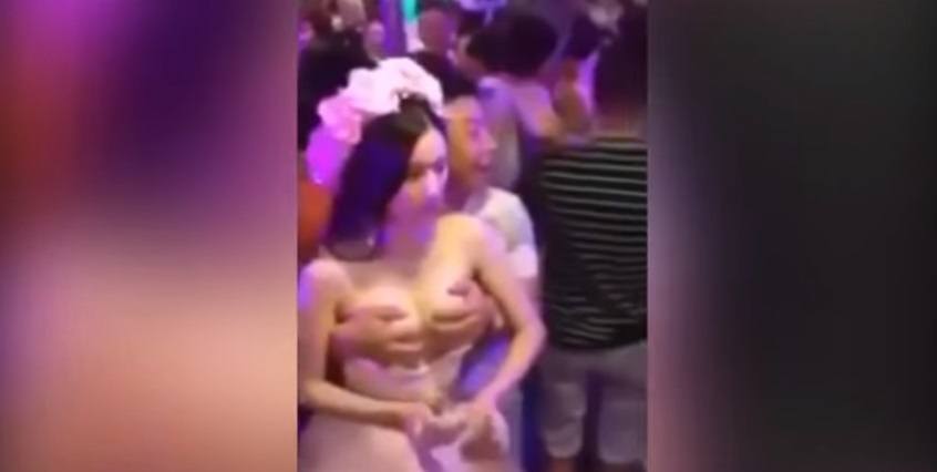 (ΒΙΝΤΕΟ) Απίστευτο έθιμο στην Ταϊλάνδη! Δίνουν λεφτά στη νύφη και της πιάνουν το στήθος!