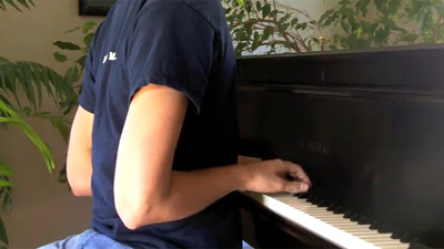 Παίζει πιάνο με τα χέρια ανάποδα…!