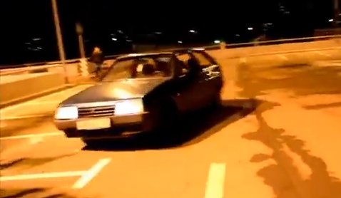 Ο τύπος νομίζει ότι κάνει drifting αλλά… στουκάρει!