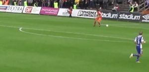 Goalkeeper fails big time! (video)