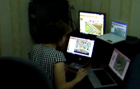 Απίστευτο! «Καμένη» γυναίκα παίζει Farmville σε 4 υπολογιστές!!!!
