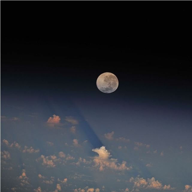 Δείτε το φεγγάρι από… το διάστημα!