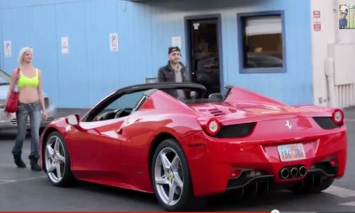 Οι γυναίκες κάνουν τα πάντα για έναν άντρα με Ferrari 458 Italia