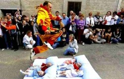 Απίστευτο! Στην Ισπανία υπάρχει φεστιβάλ που πηδούν πάνω από μωρά!