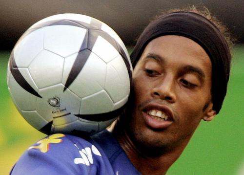 Από τις καλύτερες προσπεράσεις που έχει κάνει ποτέ ο Ronaldinho!