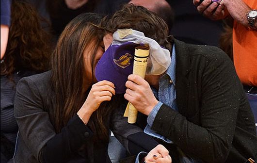Ποιο διάσημο ζευγάρι φιλιέται… συγκαλυμμένα σε αγώνα των Lakers;