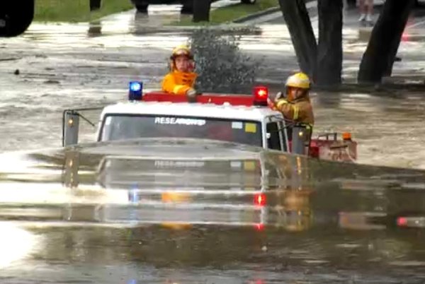 Πρόσεχε μην βάλει νερά και χαλάσει…γιατί καταλαβαίνουν τα πυροσβεστικά οχήματα!