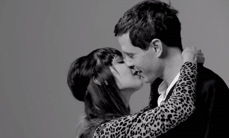 Το “πρώτο φιλί” που έγινε viral στο διαδίκτυο μέσα από χαριτωμένα GIFS!