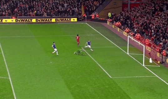 Luis Suarez sprint before scoring against Everton! [GIF]