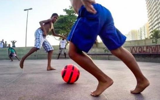 Brazilian children teach us the secrets of football [vid]