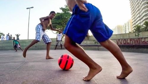 Τα παιδιά της Βραζιλίας μας μαθαίνουν τα μυστικά της μπάλας [vid]
