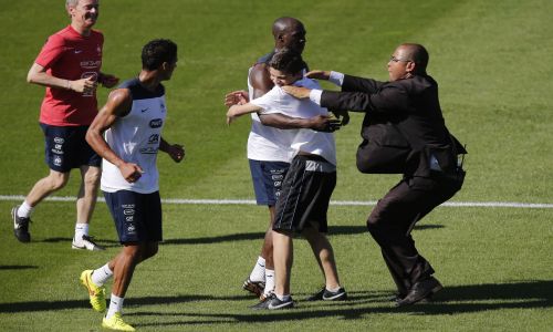 Pitch invader caught at France’s training session [vid]