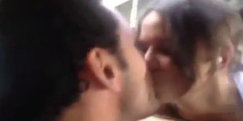 Βραζιλιάνος επιθετικός φίλησε στο στόμα θαυμάστρια!