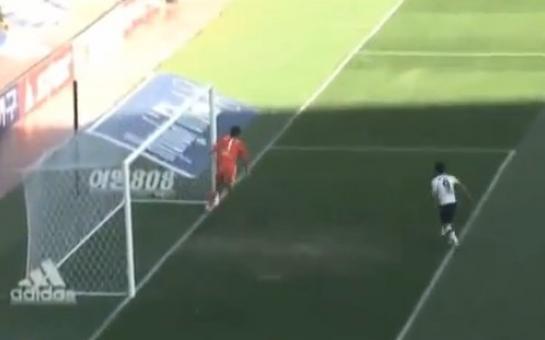 Goalkeeper with an extraordinary mistake!