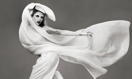 Η Lady Gaga σε νέα topless φωτογράφιση…