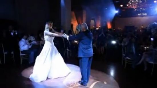 Πώς ο γαμήλιος χορός μεταξύ πατέρα και κόρης μπορεί να εξελιχθεί σε φαντασμαγορικό show!