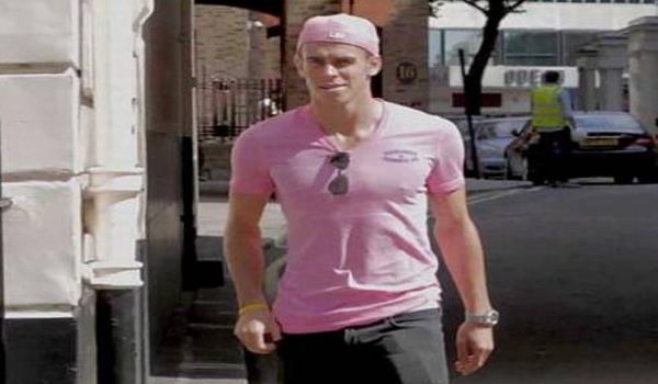 ​​Gareth Bale wears pink hat & t-shirt