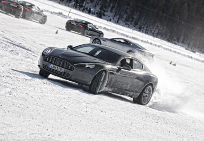 Οδηγήστε μια Aston Martin στον πάγο!