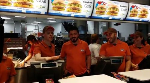 Ο Γκατούζο δουλεύει σε γνωστή αλυσίδα fast food [vid]