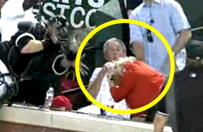 Δείτε πως παίκτης του μπέιζμπολ «προστατεύει» από χτύπημα τον Τζορτζ Μπους!