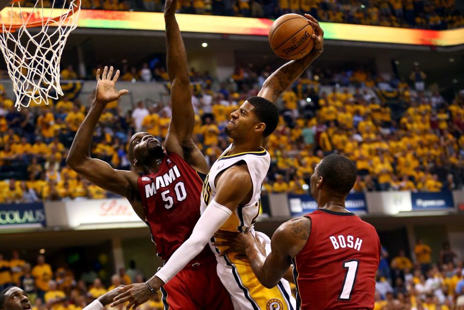 Ο Paul George καρφώνει στην μούρη του Bosh