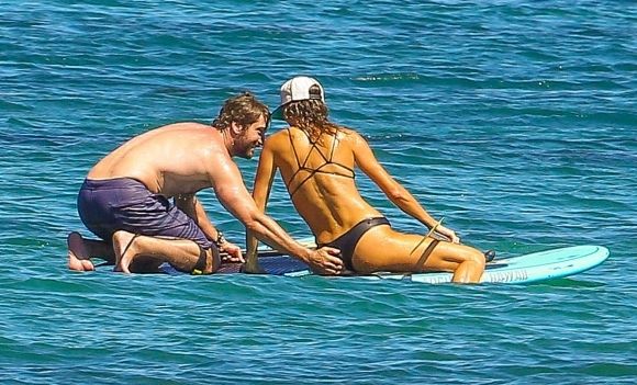 Και ο Gerard Butler συνεχίζει να… χουφτώνει! [pics]