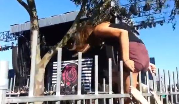 Κοπέλα σκαλώνει στον φράχτη και παραλίγο να σκοτωθεί