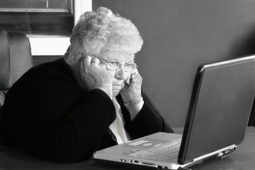 Γιαγιά 103 ετών και κολλημένη με το facebook!