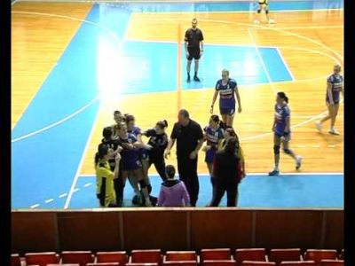 Μάχη μεταξύ παικτριών σε αγώνα handball