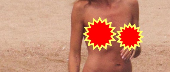 Πασίγνωστο top model πιάστηκε topless στην παραλία..!