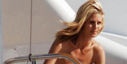 Η Heidi Klum απολαμβάνει topless τις διακοπές της.!