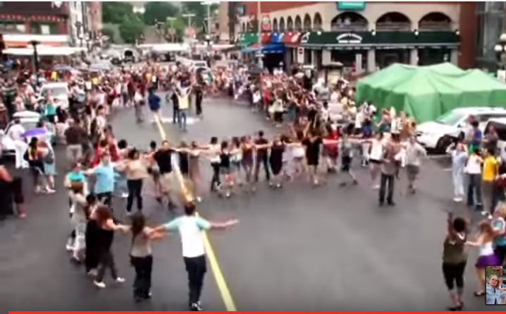 Ο Έλληνας που έμαθε μία ολόκληρη πόλη στον Καναδά να χορεύει συρτάκι!!! (βίντεο)