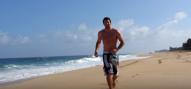 Γυμνάσου 10 λεπτά στην παραλία και κάψε λίπος (video)