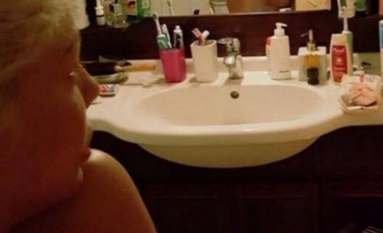 Παγκράτι τώρα. Απίστευτο. Ηθοποιός βγάζει «selfie» ολόγυμνη στο μπάνιο της